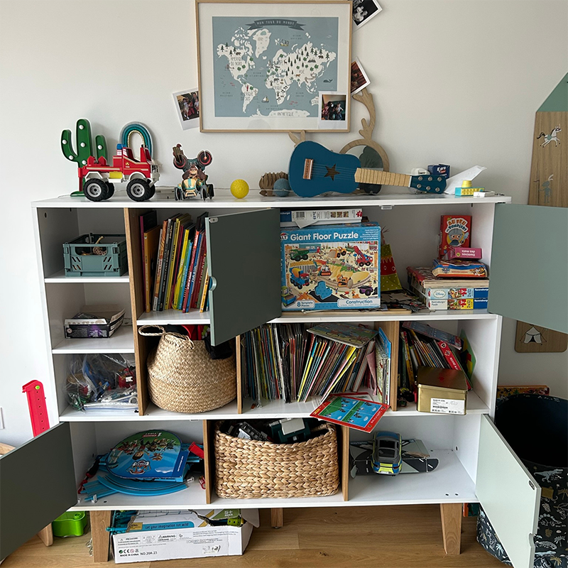 photo d'une commode de rangement de jouets qui débordent