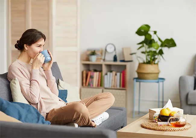 Photo d'une personne qui se sent bien chez elle après avoir fait le choix de faire appel à un Home organiser