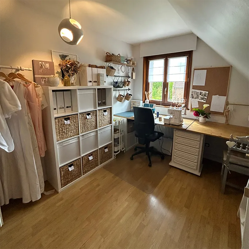 photo de l'atelier de couture pour robe de cérémonies et mariages agencé par la Maison selon Juliette